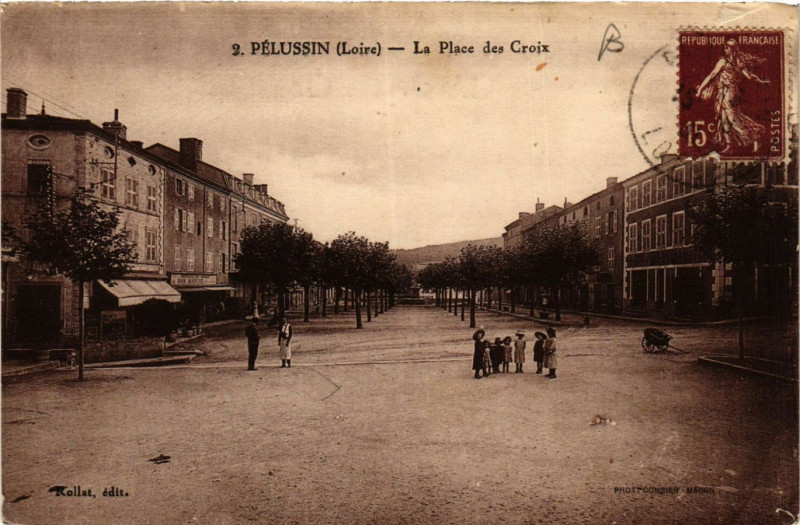 Carte postale ancienne Pelussin- La Place des Croix à Pélussin