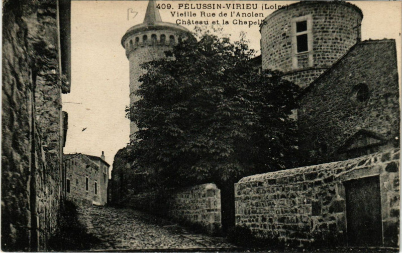 Carte postale ancienne Pelussin- Vieille Rue de l'Ancien,Chateau et la Chapelle à Pélussin