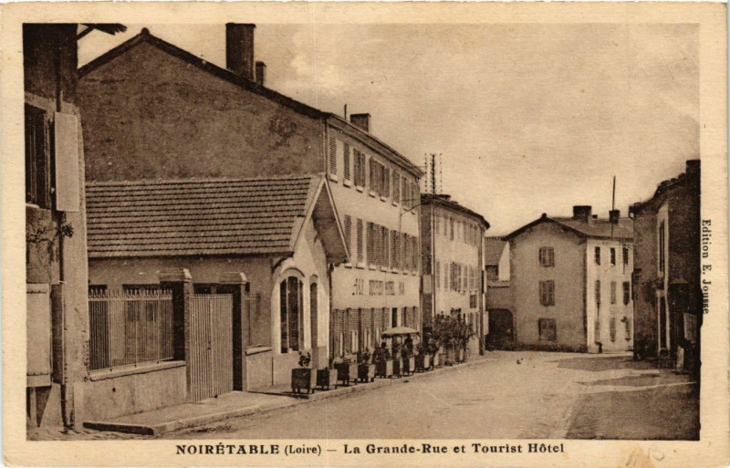 Carte postale ancienne Noiretable- La Grande Rue et Tourist Hotel à Noirétable