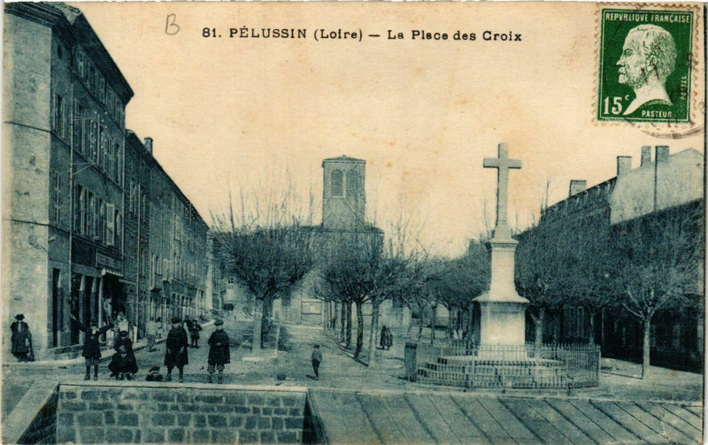 Carte postale ancienne Pelussin- La Place des Croix à Pélussin