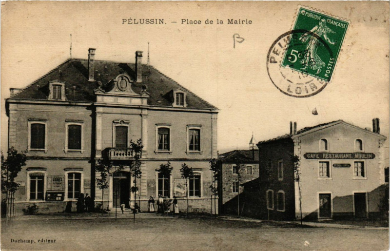 Carte postale ancienne Pelussin- Place de la Mairie à Pélussin