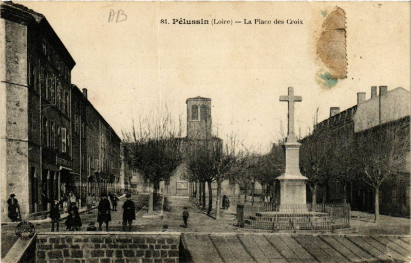 Carte postale ancienne Pelussin- La Place des Croix à Pélussin