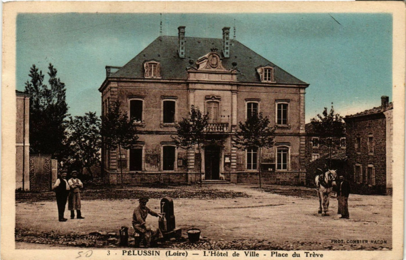 Carte postale ancienne Pelussin- Hotel de Ville, Place du Treve à Pélussin