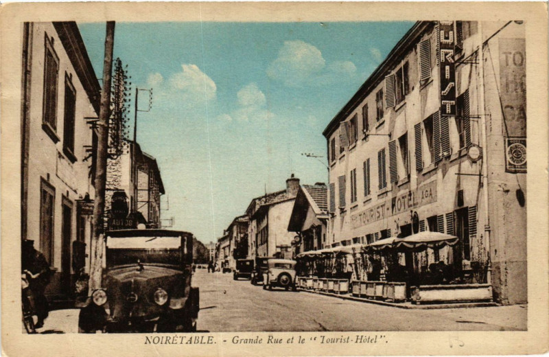 Carte postale ancienne Noiretable- Grande Rue et le Tourist Hotel à Noirétable
