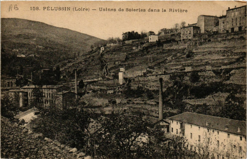 Carte postale ancienne Pelussin- Usines de Soieries dans la Riviere à Pélussin