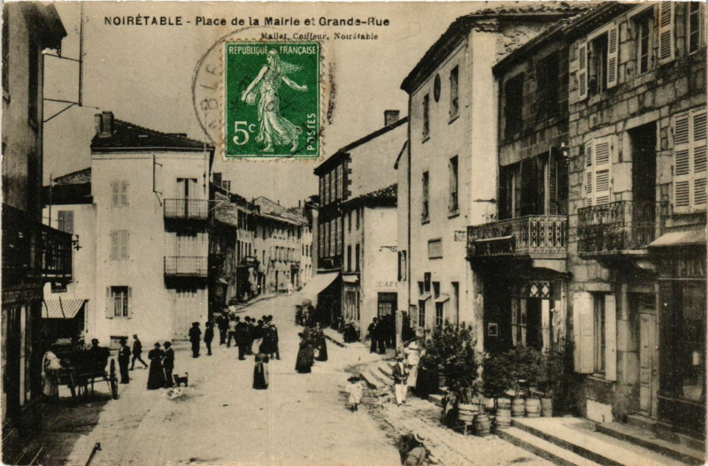 Carte postale ancienne Noiretable- Place de la Mairie et Grande Rue à Noirétable
