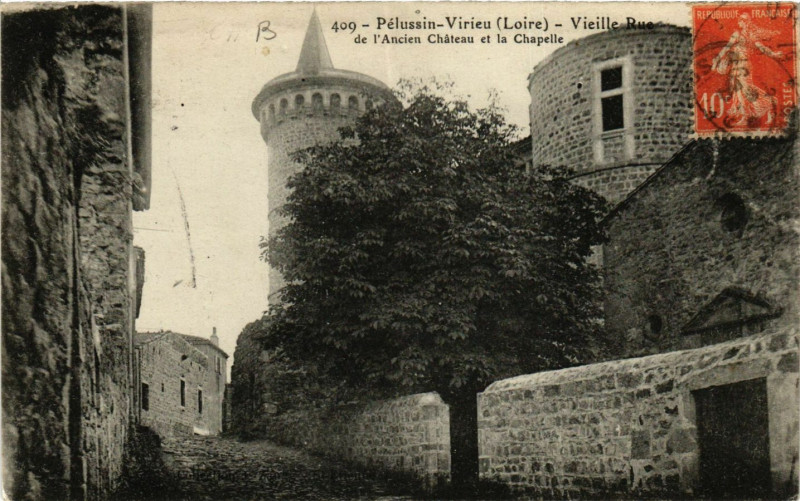 Carte postale ancienne Pelussin- Vieille Rue de l'Ancien,Chateau et la Chapelle à Pélussin