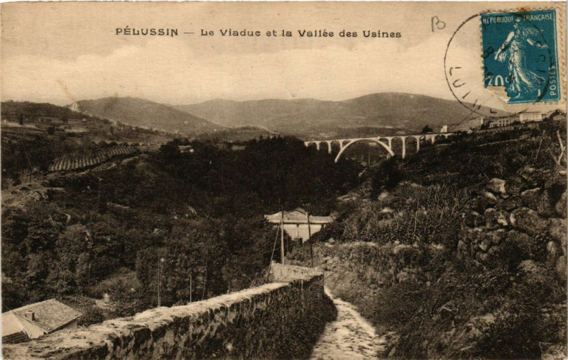 Carte postale ancienne Pelussin- Le Viaduc et la Vallee des Usines à Pélussin
