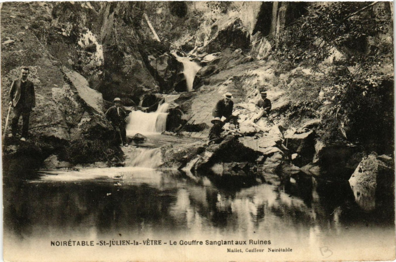 Carte postale ancienne Noiretable- St Julien la Vetre- Le Gouffre Sanglant aux Ruines à Noirétable