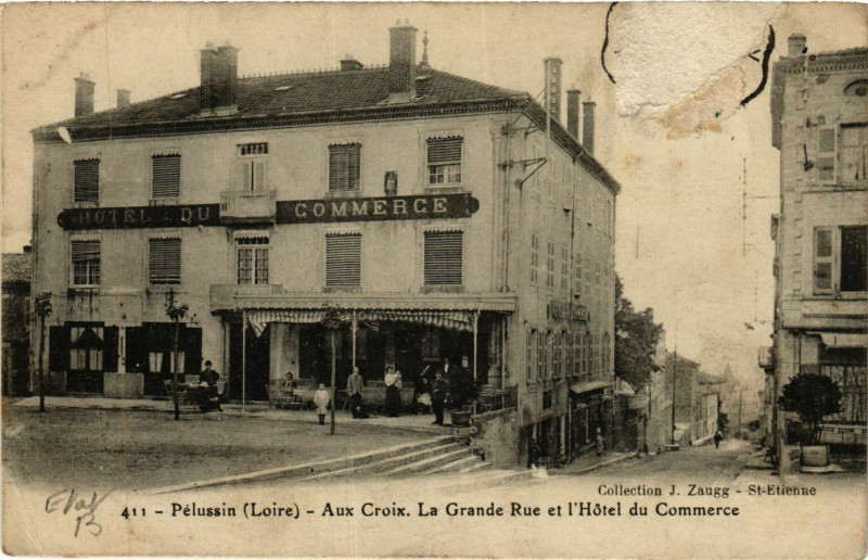 Carte postale ancienne Pelussin- La Grande Rue et Hotel du Commerce à Pélussin