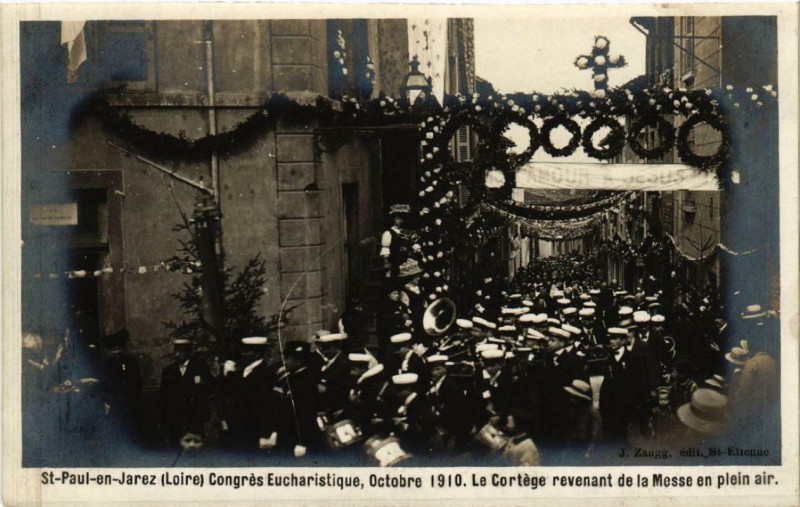 Carte postale ancienne Saint-Paul-en-Jarez Le Cortege revenant de la Messe en plein air. à Saint-Paul-en-Jarez