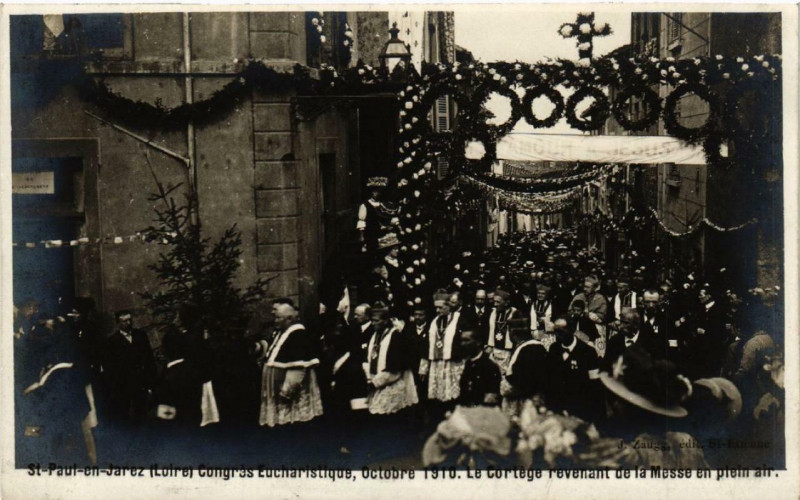 Carte postale ancienne Saint-Paul-en-Jarez Le Cortege revenant de la Messe en plein air. à Saint-Paul-en-Jarez