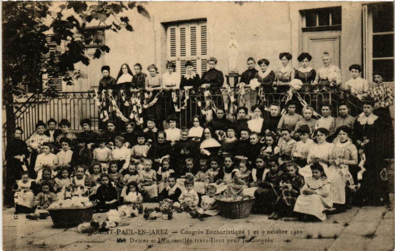 Carte postale ancienne Saint-Paul-en-Jarez Les Dames et Demoiselles travaillant. à Saint-Paul-en-Jarez