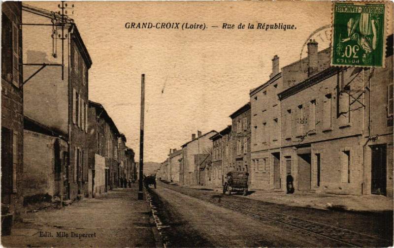 Carte postale ancienne Grand-Croix - Rue de la République