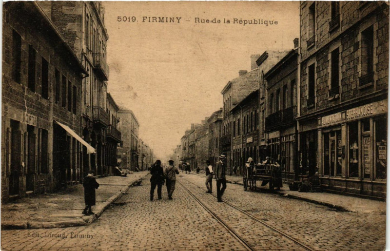 Carte postale ancienne Firminy - Rue de la République à Firminy