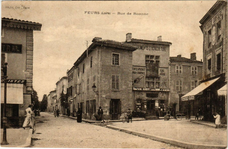Carte postale ancienne Feurs - Rue de Roanne à Feurs