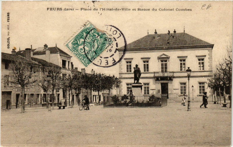Carte postale ancienne Feurs - Place de l'Hotel-de-Ville et Statue du Colonel .. à Feurs