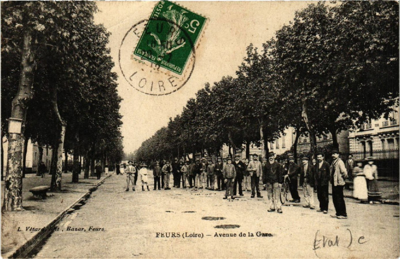 Carte postale ancienne Feurs - Avenue de la Gare à Feurs
