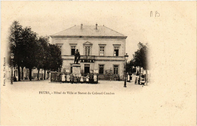 Carte postale ancienne Feurs - Hotel de Ville et Statue du Colonel Combes à Feurs