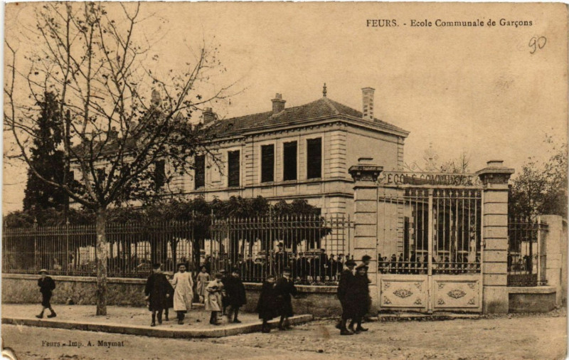 Carte postale ancienne Feurs - Ecole Communale de Garcons à Feurs
