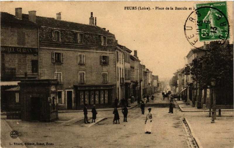 Carte postale ancienne Feurs - Place de la Bascule et à Feurs