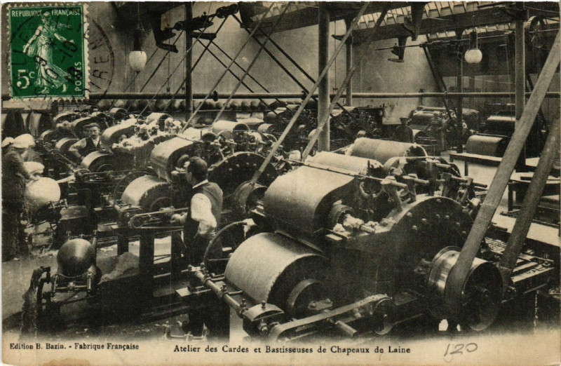 Carte postale ancienne Atelier des Cardes et Bassisseuses de Chapeaux de Laine
