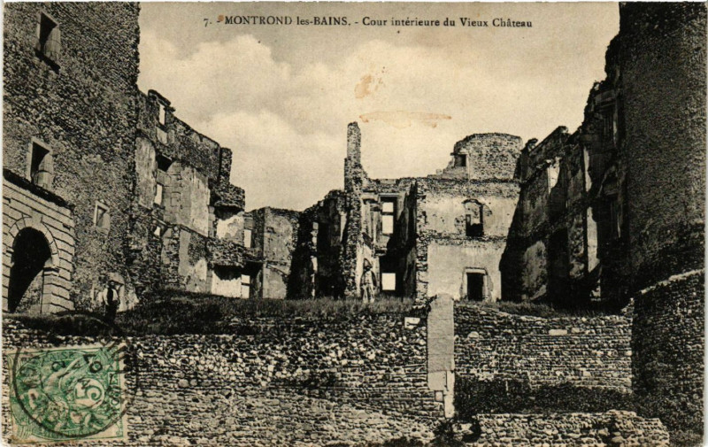 Carte postale ancienne Montrond-les-Bains - Cour Interieure du Vieux Chateau à Montrond-les-Bains