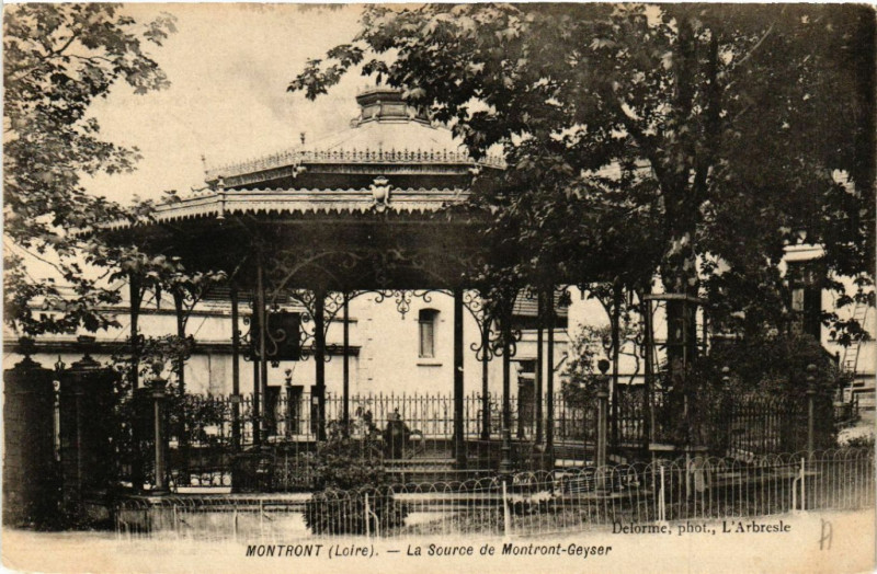 Carte postale ancienne Montrond - Montrond - La Source de Montrond-Geyser