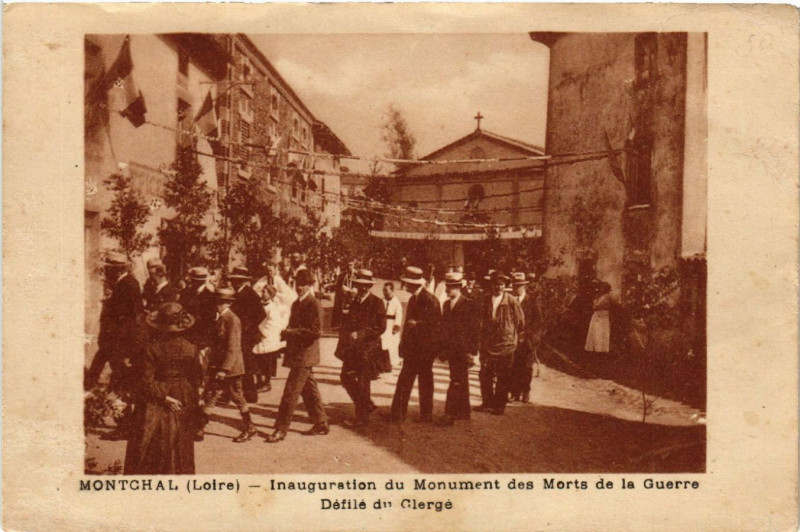 Carte postale ancienne Montchal - Inauguration du Monument des Morts - Defile du Clerge à Montchal