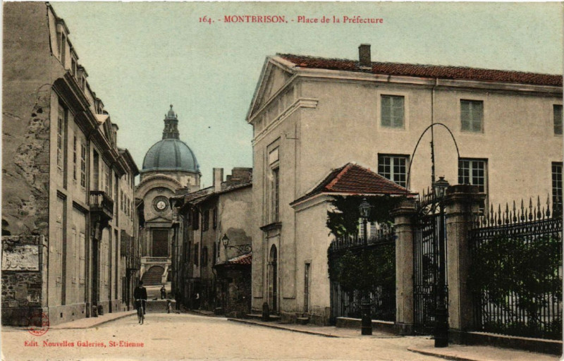 Carte postale ancienne Montbrison - Place de la Prefecture à Montbrison