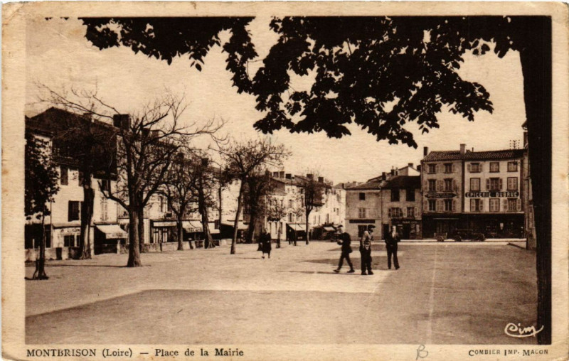Carte postale ancienne Montbrison - Place de la Mairie à Montbrison