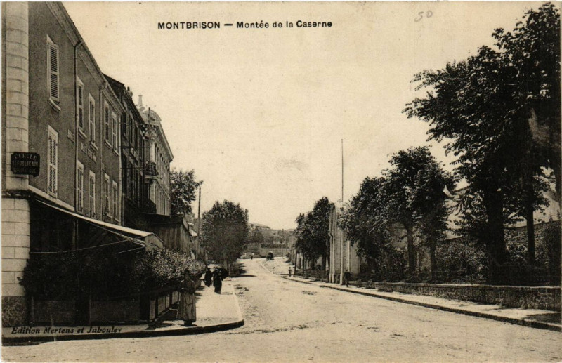 Carte postale ancienne Montbrison - Montée de la Caserne à Montbrison