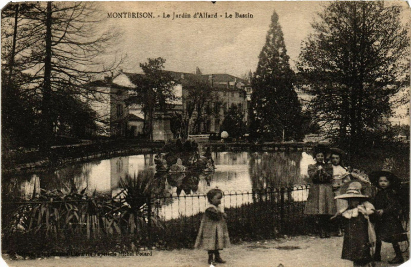 Carte postale ancienne Montbrison - Le Jardin d'Allard - Le Bassin à Montbrison