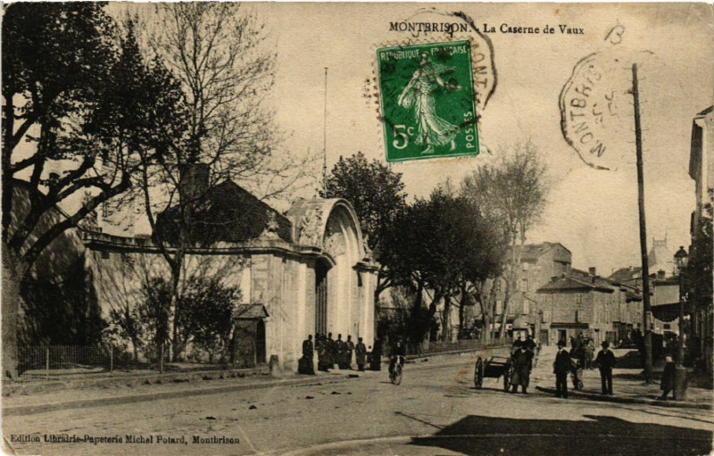 Carte postale ancienne Montbrison - La Caserne de Vaux à Montbrison
