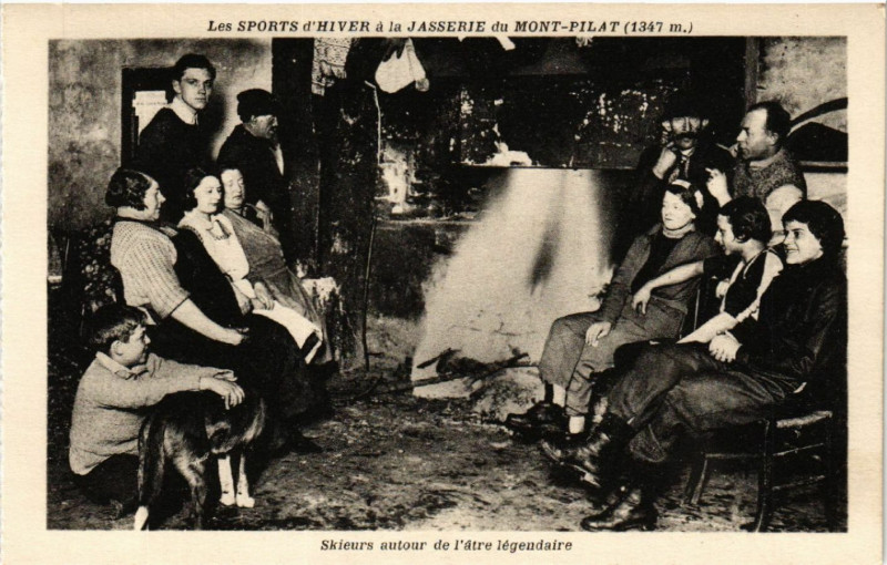 Carte postale ancienne Mont-Pilat - Les Sports - Skieurs autour de l'atre légendaire