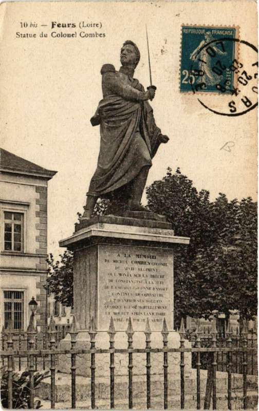 Carte postale ancienne Feurs - Statue du Colonel Combes à Feurs