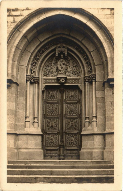 Carte postale ancienne Le portail de l'Eglise de Feurs à Feurs