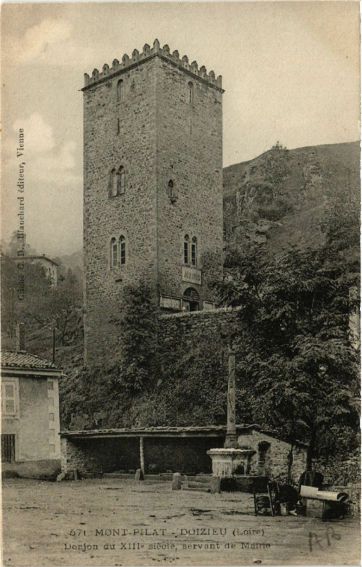 Carte postale ancienne Mont-Pilat - Doizieux- Donjon du Xiii s. servant de Mairie à Doizieux