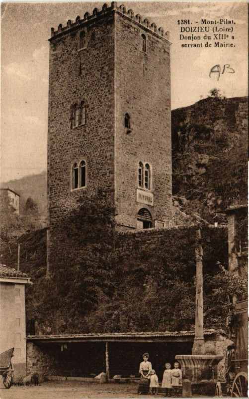 Carte postale ancienne Mont-Pilat - Doizieux- Donjon du Xiii s. servant de Mairie à Doizieux