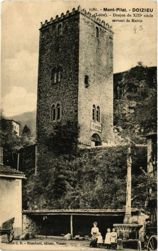 Carte postale ancienne Mont-Pilat - Doizieux- Donjon du Xiii s. servant de Mairie à Doizieux