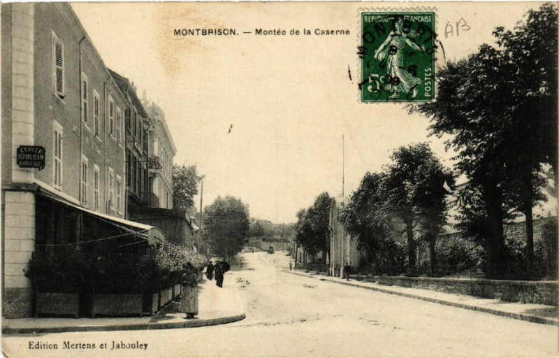 Carte postale ancienne Montbrison - Montée de la Caserne à Montbrison