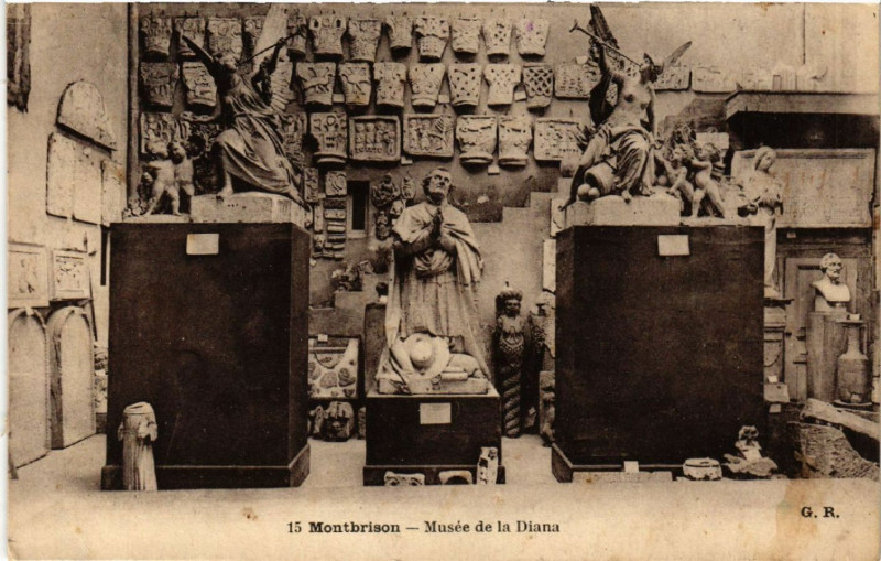 Carte postale ancienne Montbrison - Musée de la Diana à Montbrison