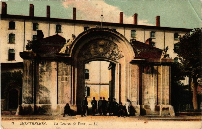 Carte postale ancienne Montbrison - Le Caserne de Vaux à Montbrison