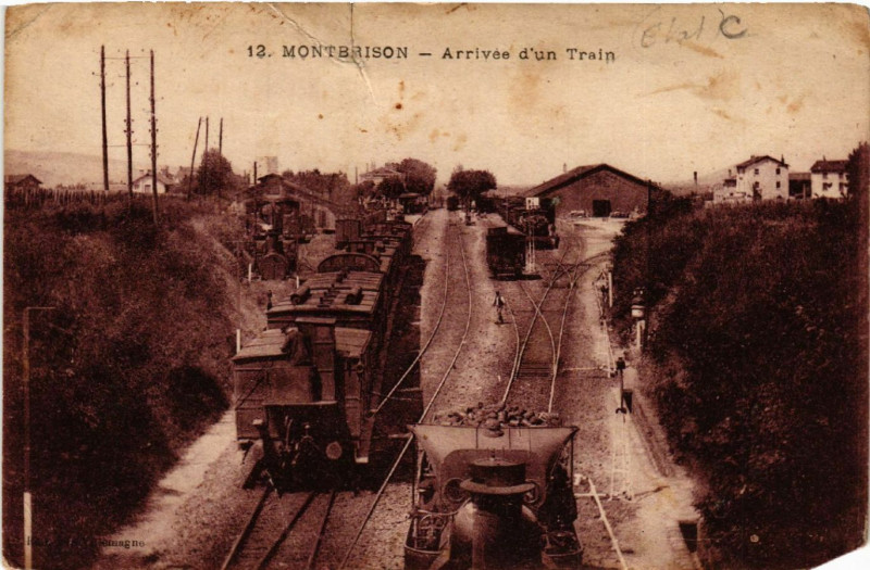 Carte postale ancienne Montbrison - Arrivée d'un Train à Montbrison