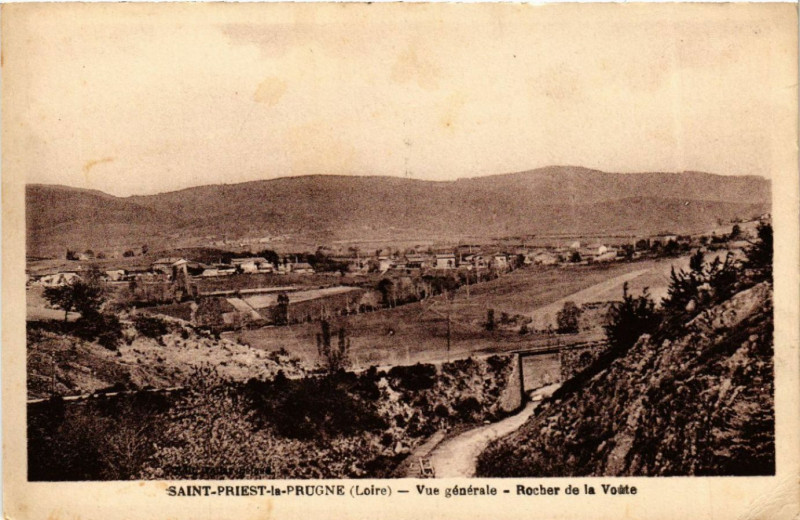 Carte postale ancienne Saint-Priest-la-Prugne - Vue générale-Rocher de la Voute à Saint-Priest-la-Prugne