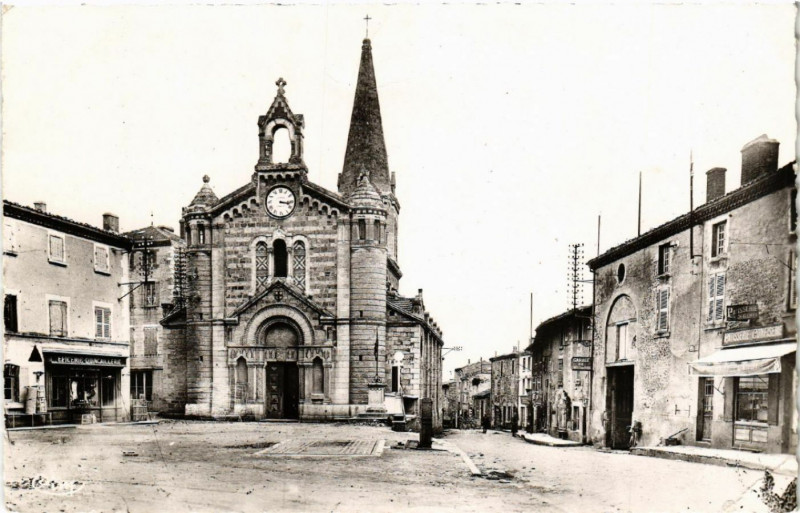 Carte postale ancienne Maclas - L'Eglise et l'Arrivée sur la Place à Maclas