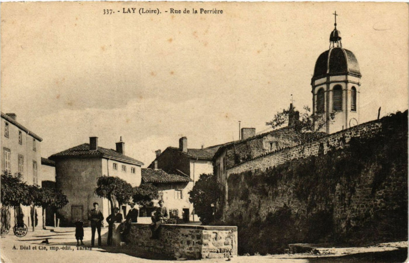 Carte postale ancienne Lay - Rue de la Perriere à Lay