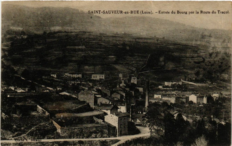 Carte postale ancienne Saint-Sauveur-en-Rue - Entrée du Bourg par la Route du .. à Saint-Sauveur-en-Rue