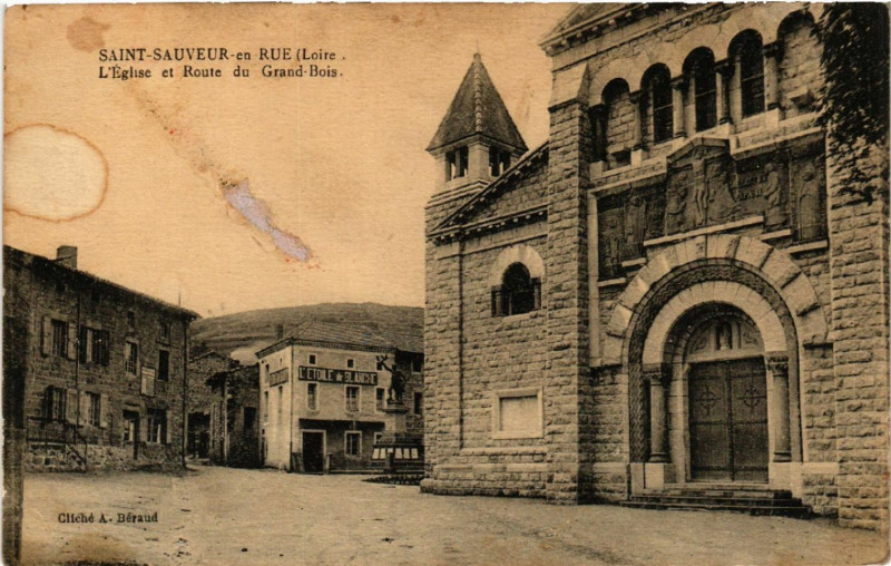 Carte postale ancienne Saint-Sauveur-en-Rue - L'Eglise et Route du Grand-Bois à Saint-Sauveur-en-Rue