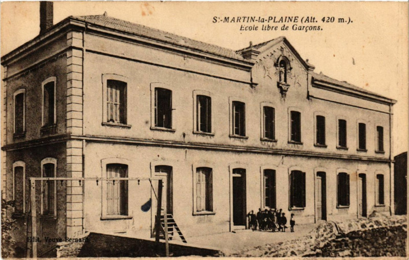 Carte postale ancienne Saint-Martin-la-Plaine (Alt 420 m) - Ecole libre de Garcons à Saint-Martin-la-Plaine